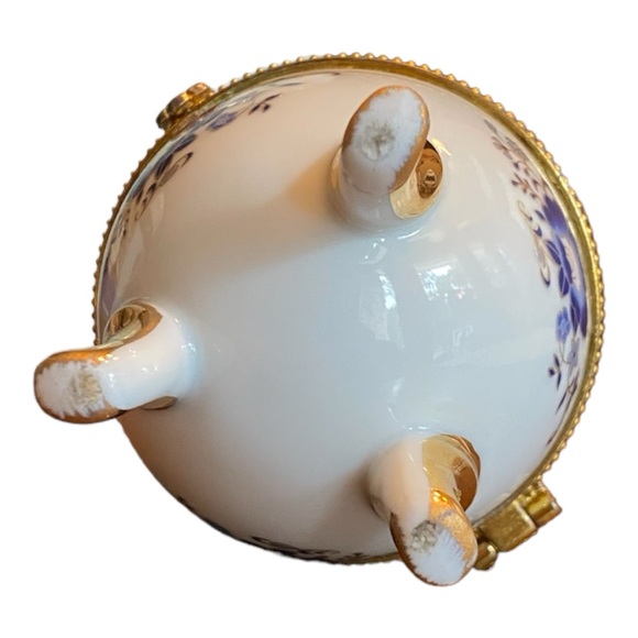 Vintage three footed egg shaped trinket box in excellent condition. - Picture 6 of 6